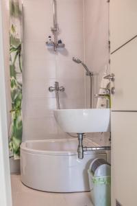 ein weißes Waschbecken im Bad mit Dusche in der Unterkunft Apartman BeBe in Zagreb