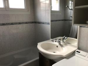a white bathroom with a sink and a bath tub at 15 min - CDG et Paris in Aulnay-sous-Bois