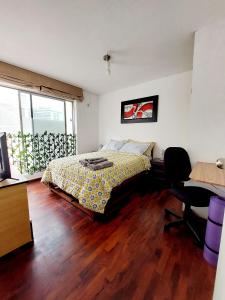Schlafzimmer mit einem Bett, einem Schreibtisch und einem Fenster in der Unterkunft Habitaciones en Miraflores - Departamento compartido Maka's Home in Lima