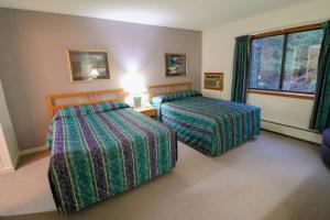 מיטה או מיטות בחדר ב-Cedarbrook Two Double bed Standard Hotel room 118