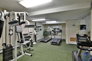un gimnasio con cintas de correr y máquinas en una habitación en Cedarbrook Two Double bed Standard Hotel room 118, en Killington
