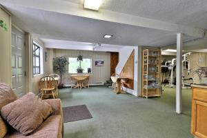 uma sala de estar com um sofá e uma mesa em Cedarbrook Two Double bed Standard Hotel room 118 em Killington