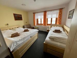 Posteľ alebo postele v izbe v ubytovaní Horský hotel Paprsek