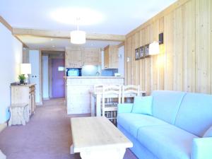 a living room with a couch and a table and a kitchen at Appartement Les Deux Alpes, 2 pièces, 6 personnes - FR-1-546-2 in Les Deux Alpes