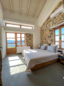 Ένα ή περισσότερα κρεβάτια σε δωμάτιο στο The Stone House - Two Bedrooms Maisonette