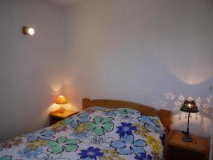 - une chambre avec un lit et deux lampes sur les tables dans l'établissement Appartement Mont-de-Lans, 3 pièces, 6 personnes - FR-1-546-29, à Les Deux Alpes
