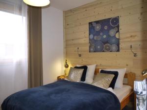 ein Schlafzimmer mit einem blauen Bett mit zwei Kissen in der Unterkunft Les 2 Alpes - Charmant apt rénové 2 chambres, balcon, proche pistes - FR-1-546-32 in Les Deux Alpes