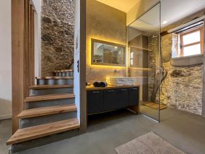 A bathroom at The Stone House - Two Bedrooms Maisonette