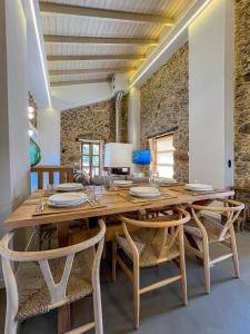 ein Esszimmer mit einem Holztisch und Stühlen in der Unterkunft The Stone House - Two Bedrooms Maisonette in Avdhoulianá