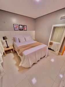 バナネイラスにあるLindo Apartamento no Condomínio Alto da Serra Villas de Bananeirasのベッドルーム1室(大型ベッド1台付)