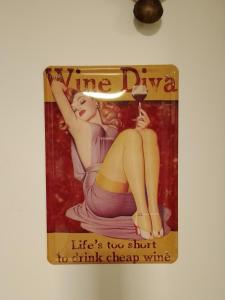 トルンにあるBeautiful Apartmentのワイングラスを持つ女性の看板