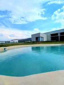 una piscina de agua frente a un edificio en Naturaleza y tranquilidad en Salta