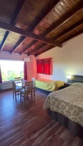 聖卡洛斯－德巴里洛切的住宿－Astrolabio Hostel，卧室配有一张床和一张桌子及椅子