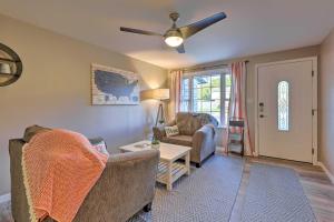 Posezení v ubytování Single-Story Home in Fairborn with Yard and Patio!