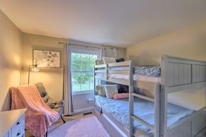 Postel nebo postele na pokoji v ubytování Single-Story Home in Fairborn with Yard and Patio!