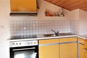 uma cozinha com um lavatório e um fogão em 5 Bergpanorama und herrliche alpinen Almlandschaft Nichtraucherdomizil em Schönau am Königssee