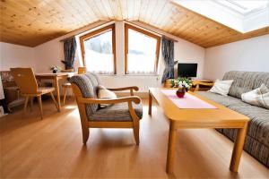 uma sala de estar com um sofá e uma mesa em 5 Bergpanorama und herrliche alpinen Almlandschaft Nichtraucherdomizil em Schönau am Königssee