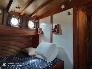 ネットゥーノにあるAntalia Sailingのベッド1台と窓2つが備わる小さな客室です。