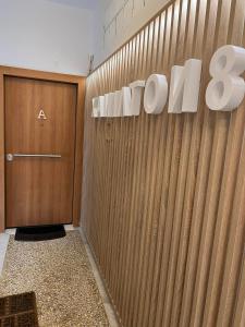 Señal de aazon en una pared de madera en un vestíbulo en Modern studio apartment A, en Atenas