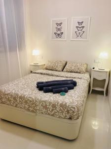 een slaapkamer met een bed met blauwe kussens erop bij Town Apartment direkt im Zentrum von Denia in Denia