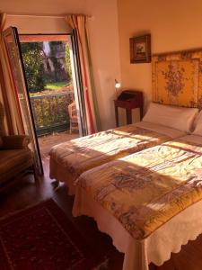 1 dormitorio con cama y ventana grande en La Caleya de Abajo, en Cazanes
