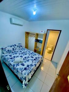 een slaapkamer met een bed en een spiegel bij A casa miracles in São Miguel dos Milagres