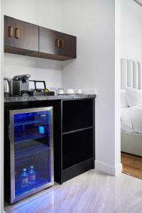 een keuken met een open koelkast met drankjes erin bij Mount Alverno Luxury Resorts in Caledon