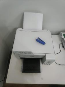 een printer met een blauwe pen erop bij Family & Group Stay in Zagreb