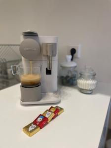eine Kaffeemaschine auf einer Theke mit einem Mixer in der Unterkunft Nice apartment between Schönbrunn and Karlsplatz in Wien