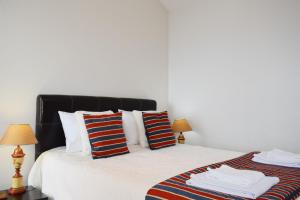 - une chambre avec un lit et deux oreillers dans l'établissement Cicas Studio, a Home in Madeira, à Arco da Calheta