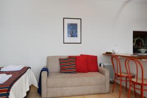 - un salon avec une chaise et une table dans l'établissement Cicas Studio, a Home in Madeira, à Arco da Calheta