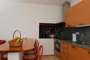 - une cuisine avec une table et une corbeille de fruits dans l'établissement Cicas Studio, a Home in Madeira, à Arco da Calheta