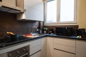 A kitchen or kitchenette at Appartamenti Vista Mole, Centro a 15 min - Luxury Suites & fast WiFi
