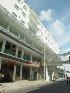 ein großes weißes Gebäude mit Balkon auf der Seite in der Unterkunft Hotel San José Plaza in Bucaramanga