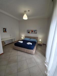 una camera da letto con un letto e due asciugamani di Appartamenti Le Gemme a Napoli