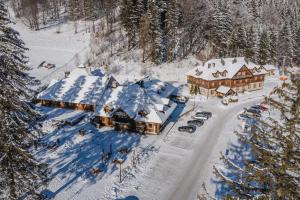 シェンナにあるPensjonat Puchaczówkaの雪の小屋の空見