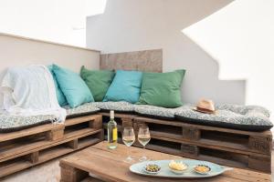 uma sala de estar com um sofá e uma mesa com copos de vinho em Family Terrace Suite - Volturno3 Suites & more em Mazara del Vallo