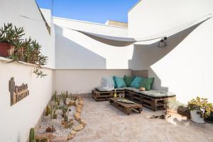um pátio com um sofá e alguns cactos em Family Terrace Suite - Volturno3 Suites & more em Mazara del Vallo