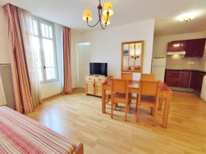 Televízia a/alebo spoločenská miestnosť v ubytovaní Evasion, T3, centre Luchon, wifi, casier à skis, ascenseur, 6 personnes + 3 fotografie
