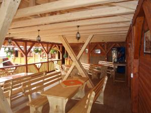 ソバタにあるPensiunea Elisabetaの木造パビリオン(ベンチ、テーブル付)