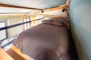 a bed in the corner of a room at Place Vendôme Luxe 60 SQM Bail mobilité in Paris