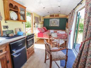 una cocina y sala de estar en una casa pequeña en The Suffolk, en St Asaph