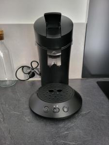 une cafetière noire assise au-dessus d'un comptoir dans l'établissement Charmant studio avec terrasse, à Saint-Cyprien