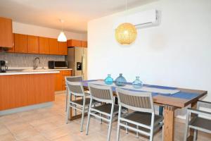 a kitchen with a dining table and chairs at Apartamento frente a la Playa Arecibo Puerto Rico in Arecibo