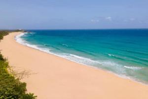 vista su una spiaggia con oceano di Apartamento frente a la Playa Arecibo Puerto Rico a Arecibo