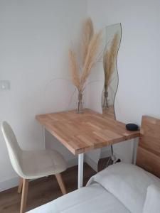 a wooden table with a chair next to a bed at LR IFEMA MADRID in Madrid