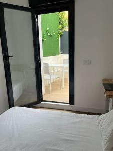 Schlafzimmer mit Blick auf eine Terrasse und einem Bett in der Unterkunft LR IFEMA MADRID in Madrid