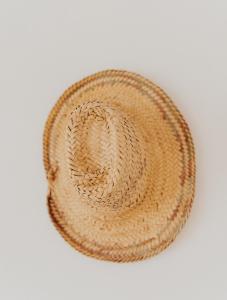 un sombrero de paja está sentado sobre un fondo blanco en casademeli ¡Garden and 5 min walk to the beach!, en Las Playitas