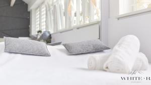 Posteľ alebo postele v izbe v ubytovaní Apartament White R parking w cenie!!!