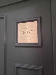 Certifikát, ocenenie alebo iný dokument vystavený v ubytovaní Rosé Apartment